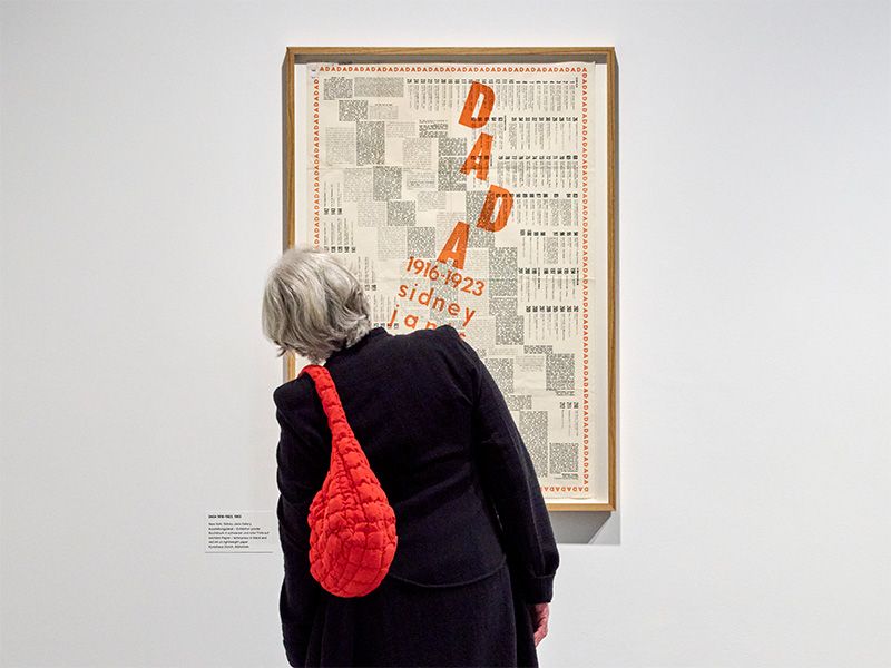 Eine Frau betrachtet eines der Ausstellungststücke bei der Suzanne Duchamp Ausstellung