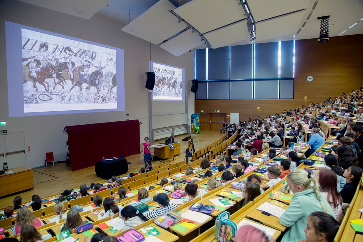 Das Audimax bei der Kinder-Uni ist vollbesetzt.