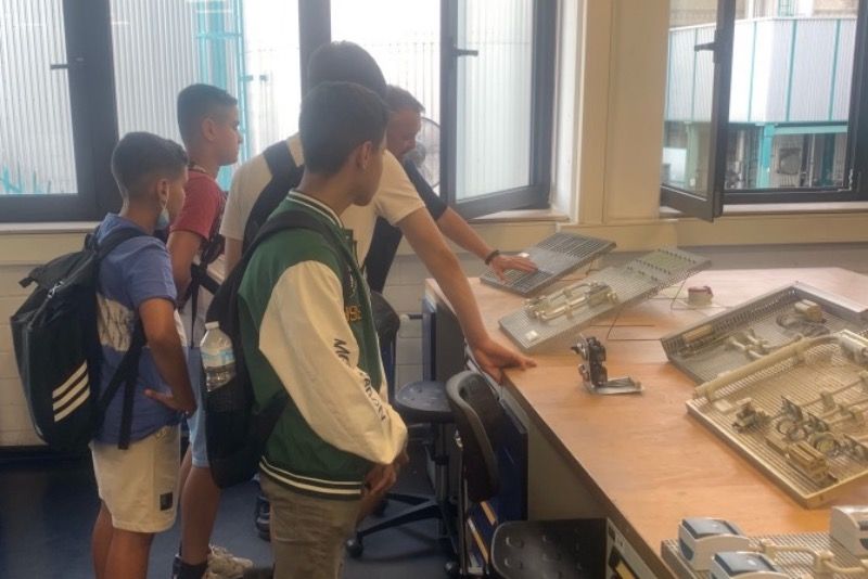 Jungen hören einem Mann zu, der Ihnen etwas erklärt.