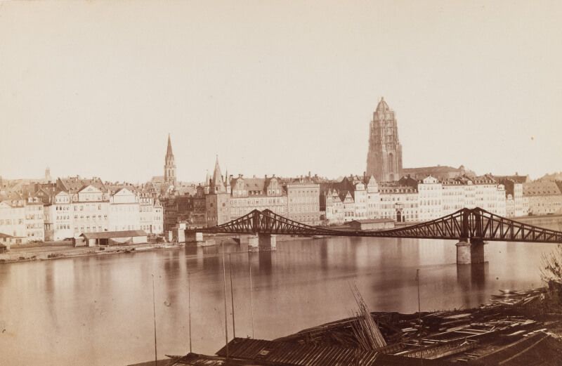 Historische Stadtansicht von Frankfurt am Main mit Blick auf den Eisernen Steg und die Skyline im 19. Jahrhundert, fotografiert vom Mainufer.