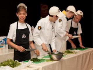Kinder kochen gemeinsam.