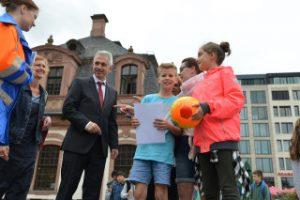 Kinder reden mit Erwachsenen.