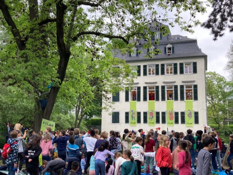 Schüler aus Frankfurt feiern feste
