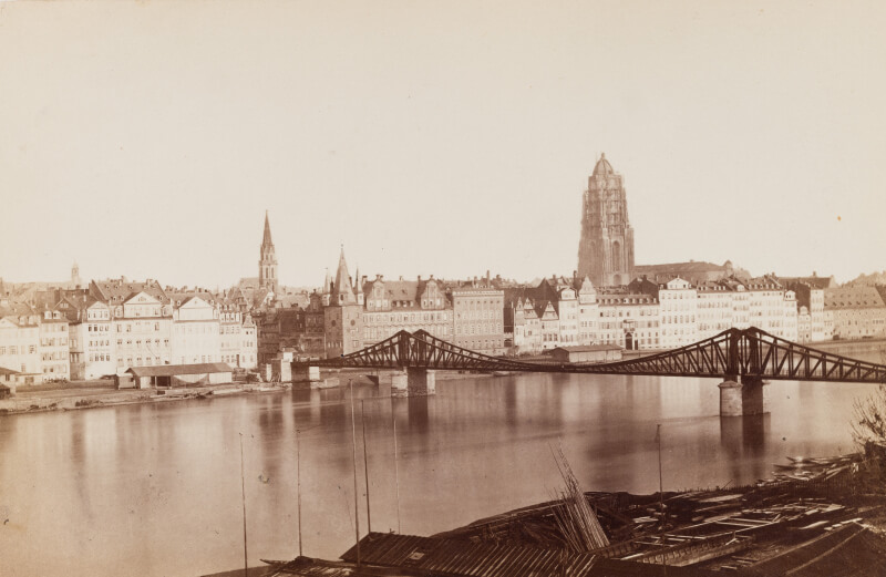 Historische Stadtansicht von Frankfurt am Main mit Blick auf den Eisernen Steg und die Skyline im 19. Jahrhundert, fotografiert vom Mainufer.