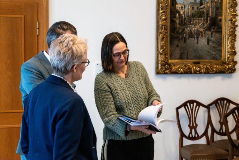 In neuem Glanz: Gemälde im Offenbacher Trausaal