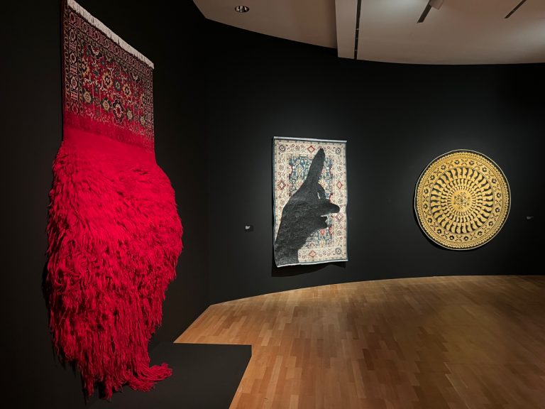 Gesellschaftspolitische Kommentare in ungewöhnlicher Materialität