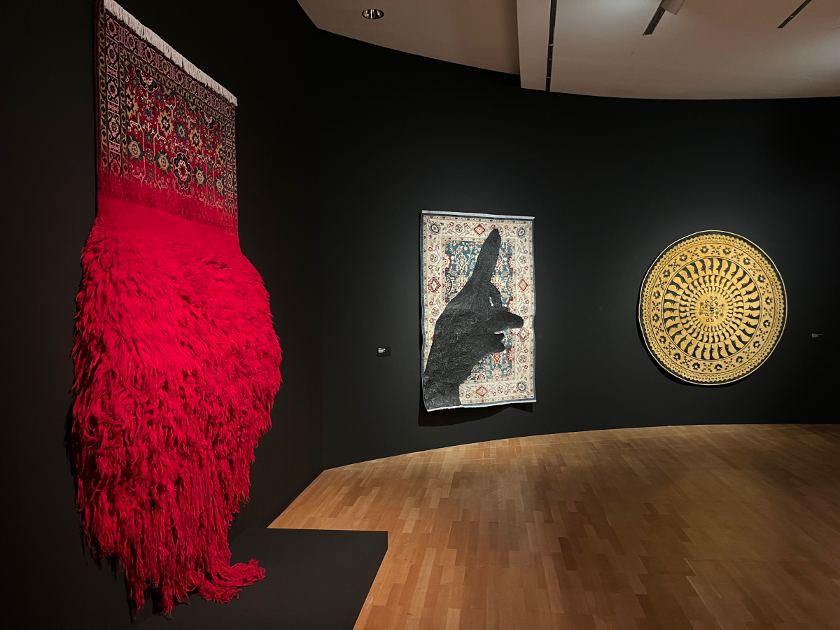 In einem Museumsraum sind drei besondere Teppiche zu sehen